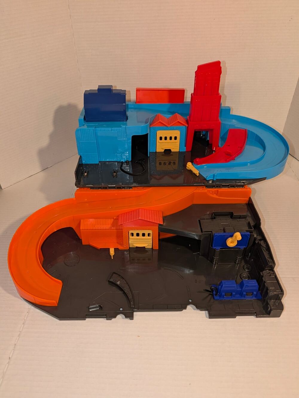 Hot Wheels Car Wash and Service Station Center Playset DMW90 2015 Mattel